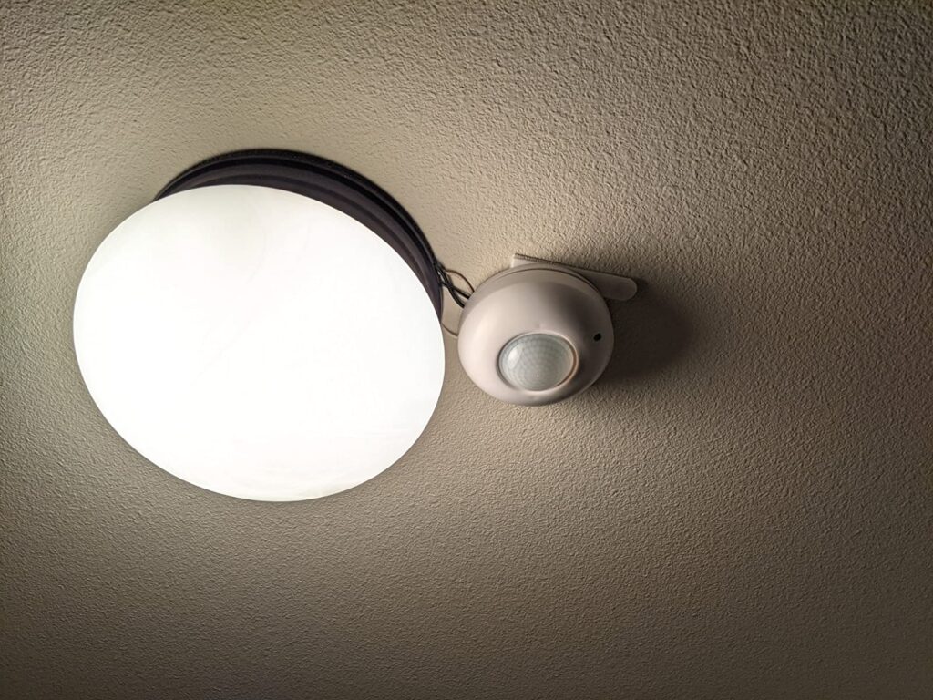 sensor de ocupación de techo instalado junto a la luz